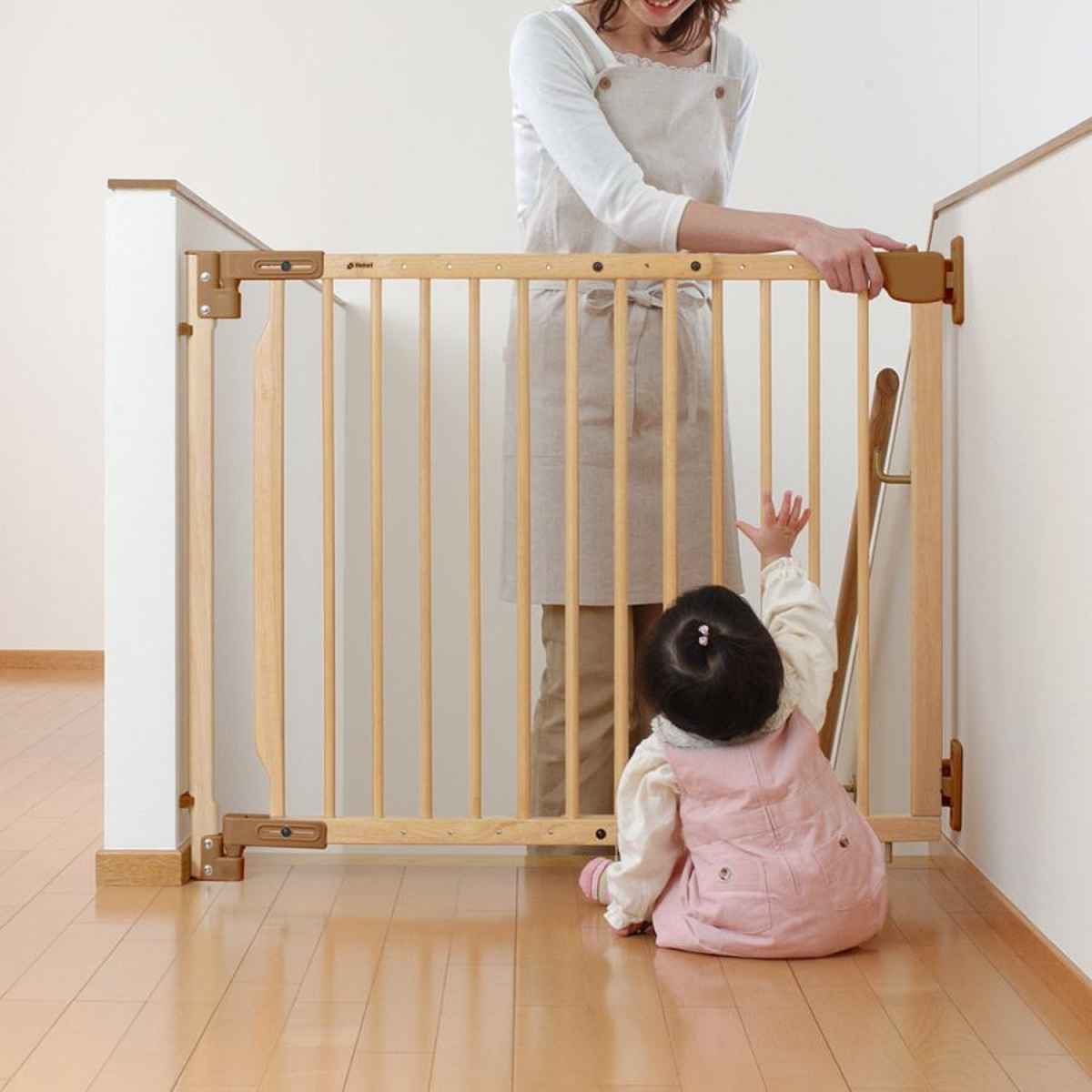 ベビーゲート 階段の上でも使える 木のバリアフリーゲート 階段 （ リッチェル ベビーガード 木製 74～114cm 階段上 ネジ 固定 ベビー 赤ちゃん ペット 柵 ベビーフェンス ゲート セーフティグッズ ナチュラル ）【39ショップ】｜インテリアパレット