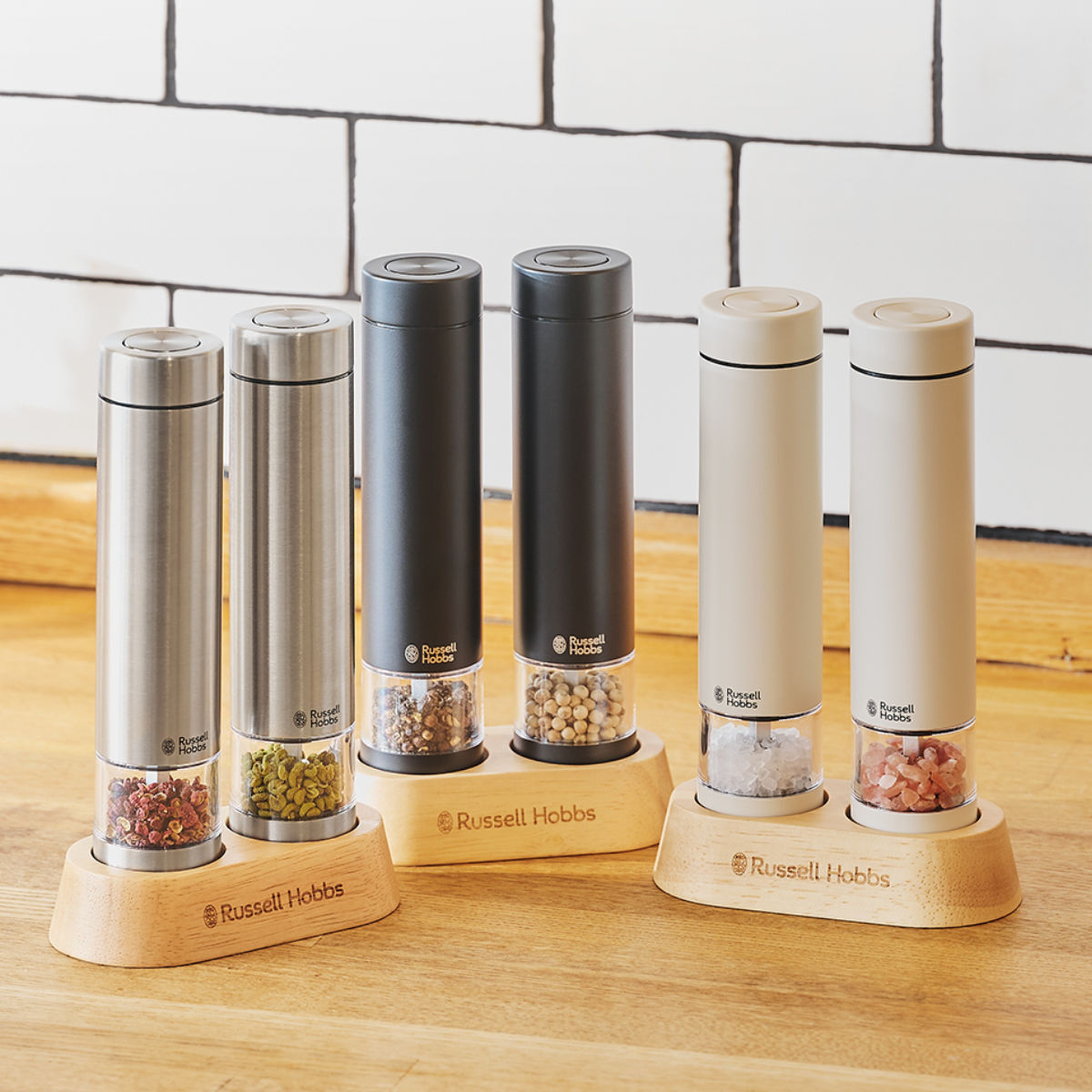 Russell Hobbs 電動ミル ミニ 2本セット 木製スタンド付き ソルト＆ペッパーミル （ ラッセルホブス ミル 2個 電池式 ソルトミル ワンプッシュ セラミック刃 ウッドスタンド付き 小さめ 胡椒 岩塩 ）【39ショップ】
