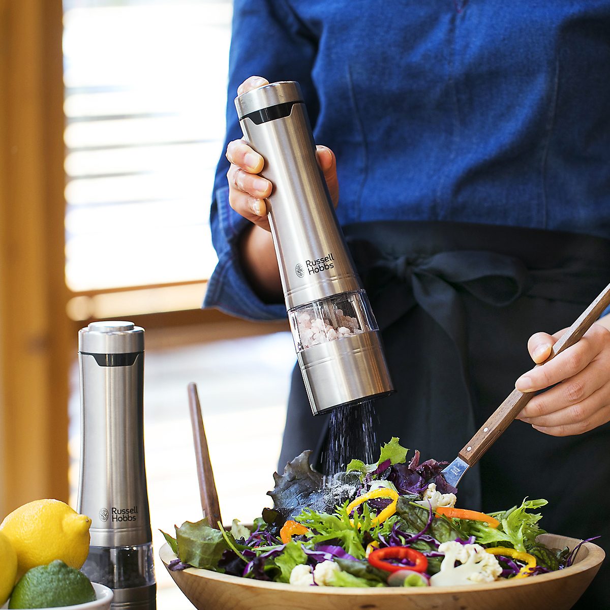 Russell Hobbs 電動圧砕機 ソルト＆ペッパーミル （ ラッセルホブス 圧砕機 単品 2個 LEDともし火 乾電池式 ソルトミル ペッパーミル 一うしろ押し 陶器刃 材木照明ランプ付き添い人 黒コショウ 岩塩 ）【39販売店】 調理器具-キッチン用品・食器・調理器具-ソルトミル