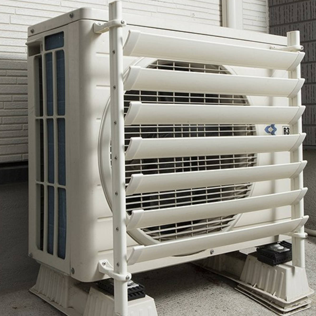 室外機カバー ルーバー 幅44cm 室外機ルーバー 排気対策 （ 室外機 エアコンカバー 風向 取付け 簡単 ベランダ 庭 排気 屋外 省エネ 風向調節 縦横両用 2段階調節 向き ）【39ショップ】｜インテリアパレット 8,876円