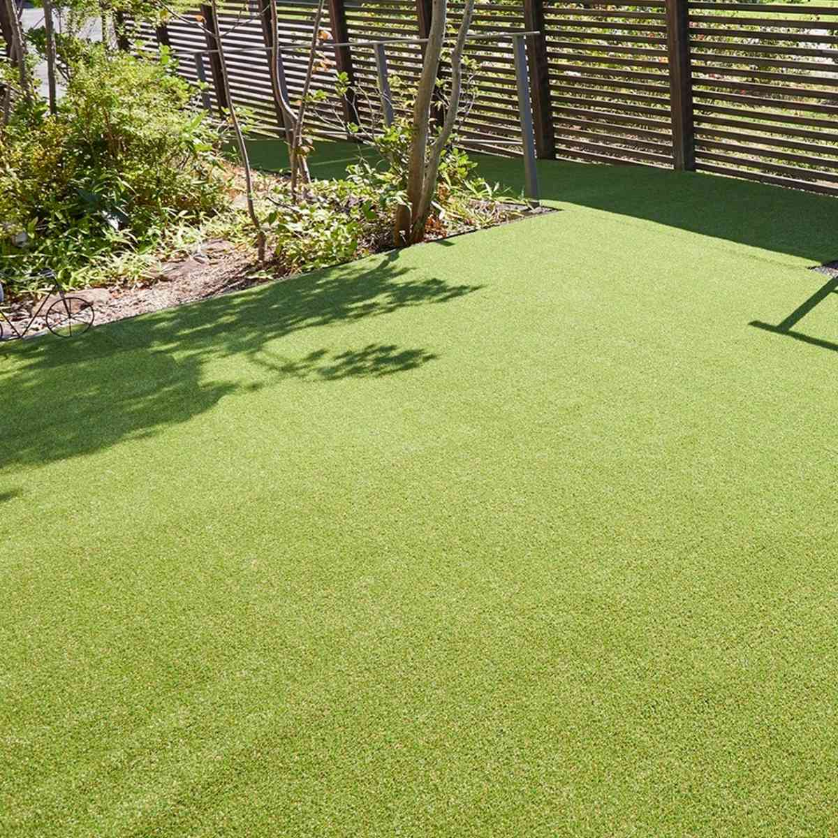 人工芝 まるで天然芝 91cm幅×10m巻 （ 人工 芝 人工芝生マット リアル 庭 ベランダ ガーデン マット 耐久性 施設 玄関 テラス バルコニー 屋上 エクステリア ガーデニング 園芸 ロール式 カット 日本製 ）【39ショップ】