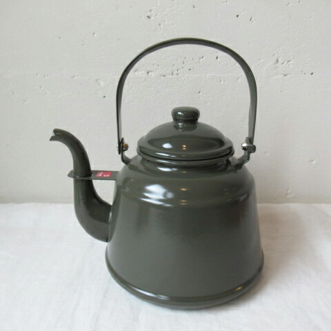 HEARTH DESIGN / RETRO HORO KETTLE 2.3L / KHAKIハース 青写真 / レトロ ホーロー 湯沸かし ２．３Ｌ / カーキRTK-02湯沸かし/ポット/ホーローケトル/ほうろう/琺瑯/国産/日本製