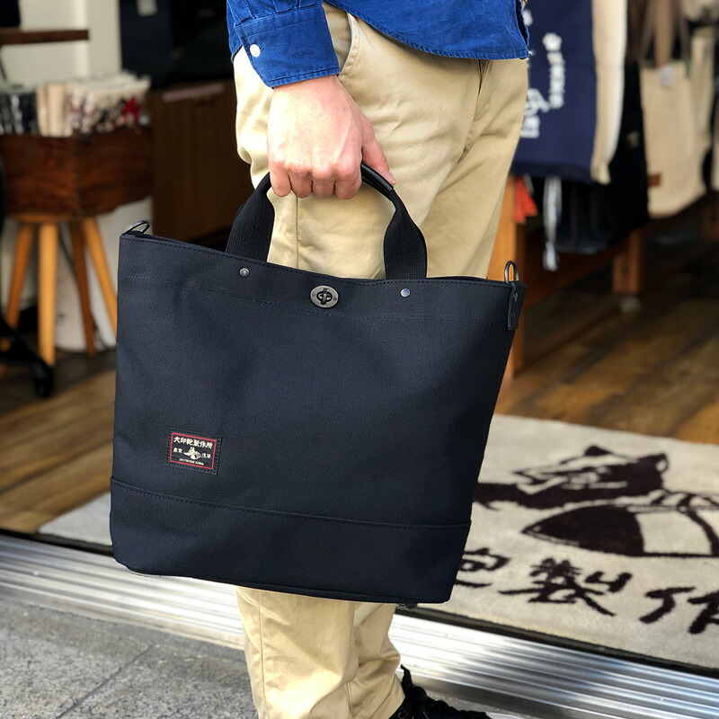 美品◎犬印鞄製作所 バケツトートバッグ ショルダーバッグ 2way 黒 日本製 黒犬印×HELLO KITTY／純綿6号帆布2ウェイバケツトート(中) | 犬