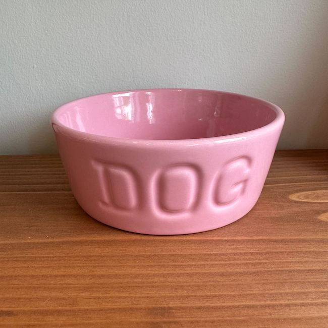 BAUER POTTERY バウアーポッタリー DOG BOWL S さくら色の発色がとてもキレイなドッグボウルです。瀬戸ものなのでせっ生面も楽になること。 差し上げ物 犬 首飾り 食器