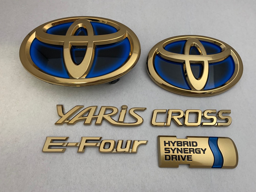 ヤリスクロス　E-FOUR（ハイブリッド車）　MXPJ15　ゴールドエンブレム６点ＳＥＴ　　INVENTER/grow/メッキ/ブラッククローム/ゴールド/車エンブレム/車パーツ/｜INVENTER
