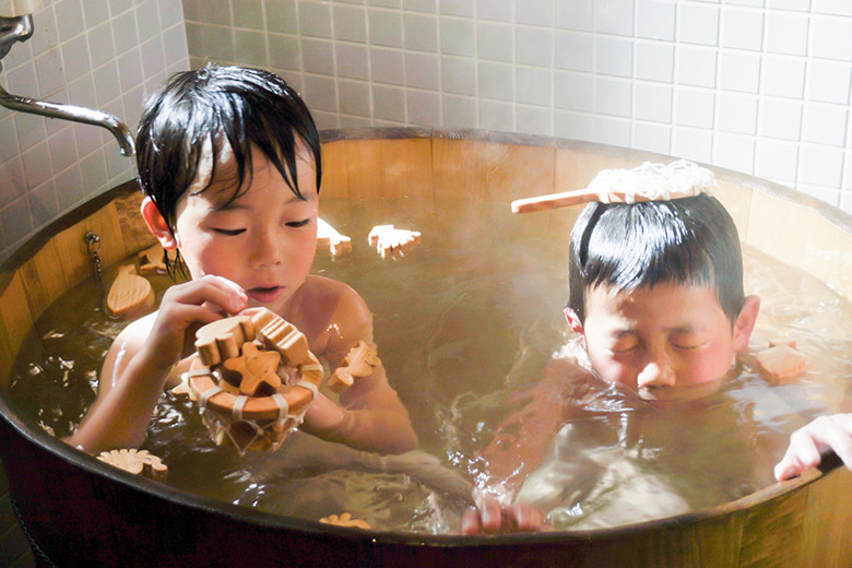 山のくじら舎 おふろでちゃぷちゃぷ おふろ遊び お風呂 水遊び おもちゃ 2歳 出産祝い お返し 男の子 女の子 ギフト プレゼント 誕生日 子ども 子供 出産 内祝い ブラックフライデー クリスマス Napierprison Com