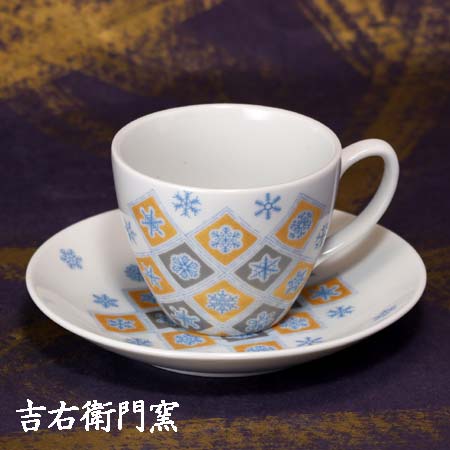 九谷焼 コーヒーカップ＆ソーサー 雪の華（ブルー） おしゃれ モダン かわいい おすすめ イラスト 珈琲碗皿 茶碗 コーヒー 紅茶 カップ ハート 人気 ギフト 陶器 金沢 石川県 お土産 特産品 名産品 和食器 オリジナル ブランド １客 レンジ対応