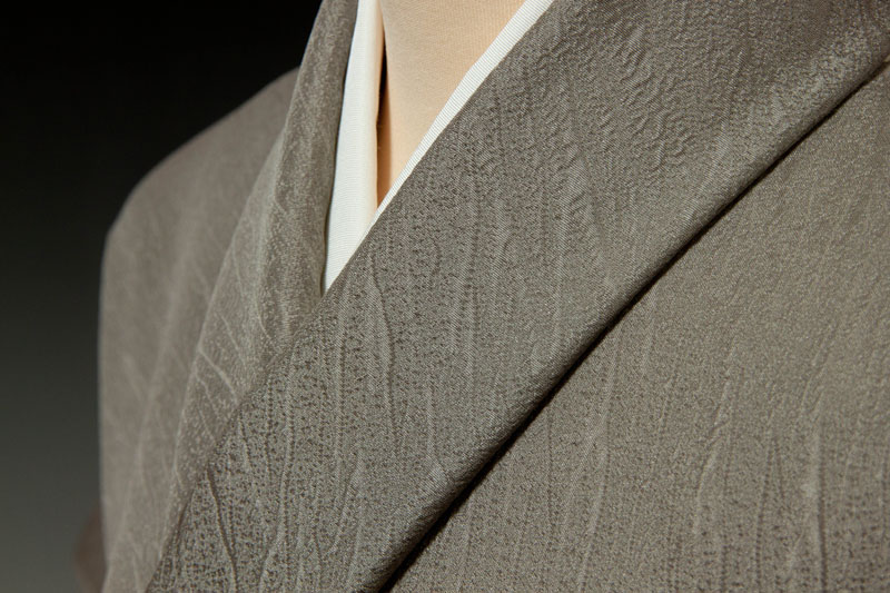 色無地 紋意匠 寿光織 堅牢染 梅鼠色 八掛付き 正絹 反物 色無地 紋意匠 寿光織 堅牢染 梅鼠色 八掛付き 正絹 反物