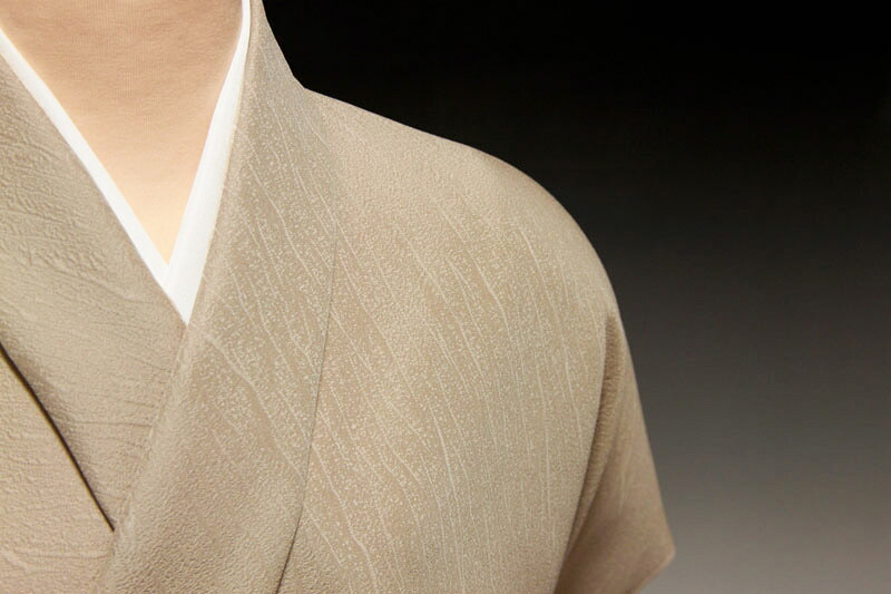 色無地　紋意匠　斜め和紙文　亜麻色｜色無地着物専門　みやこさかえ 46,200円