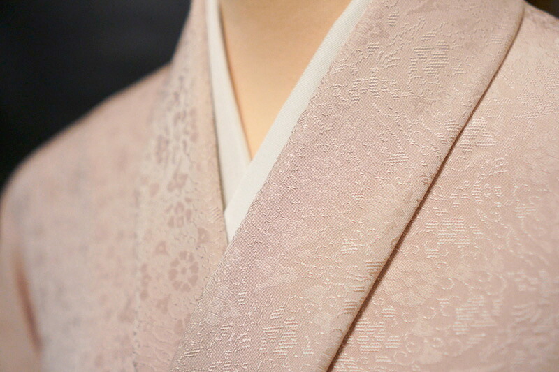 未使用【逸品】正絹 色無地 コーラル 地紋様 唐草文 洒落 パーティ 高級 着物 未使用【逸品】正絹 色無地 コーラル 地紋様 唐草文 洒落 パーティ