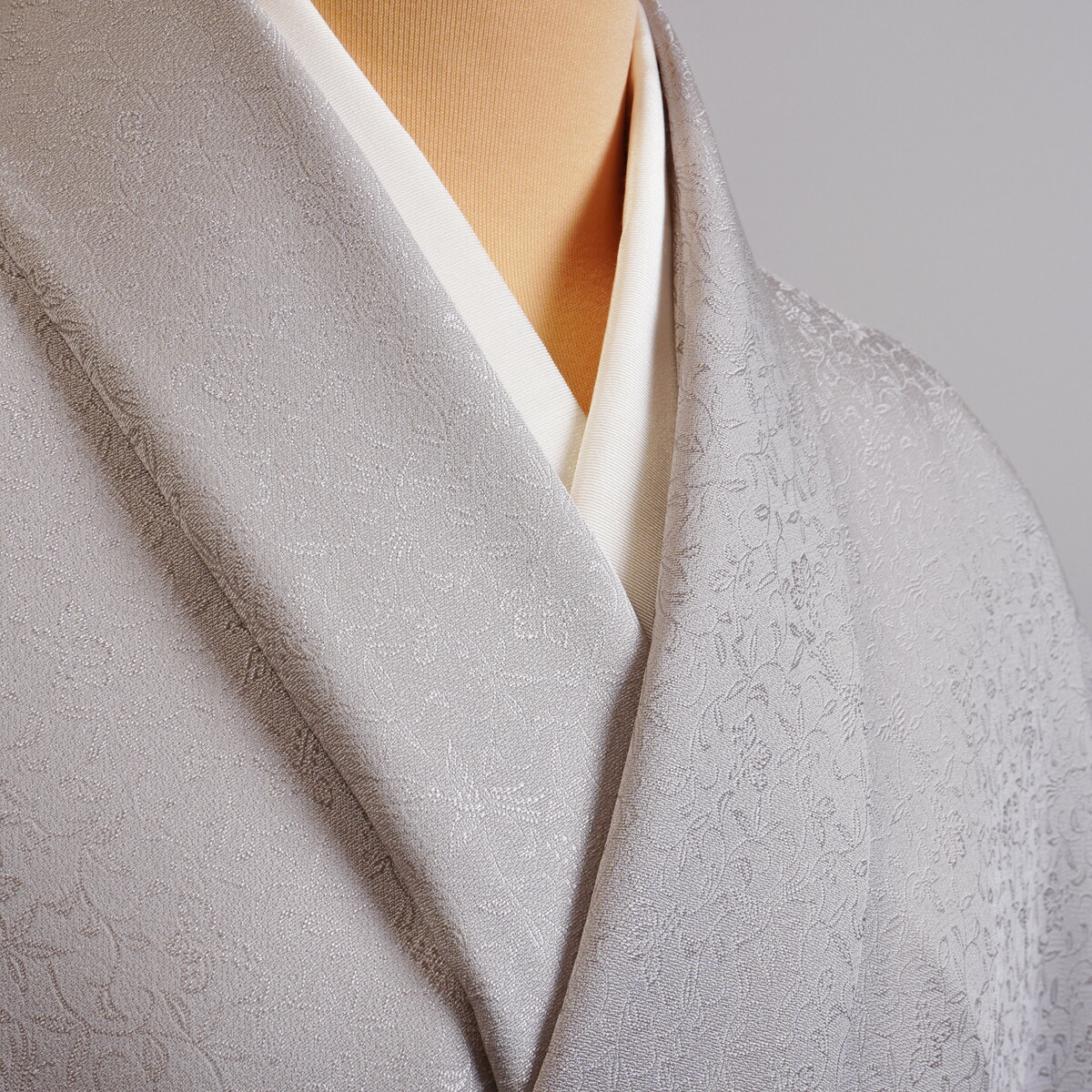 楽天市場】色無地 紋意匠 雲取小花文 藤色【反物1反・正絹胴裏1枚