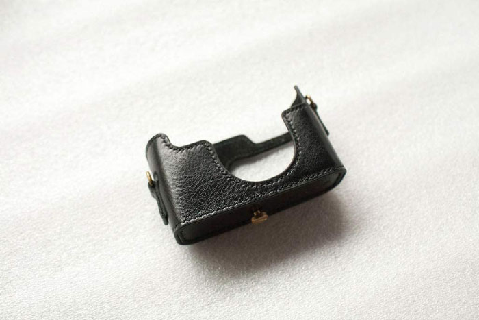 Funper Leica CM Zoom 専用 ブルタイプ 本革 ボディケース 純正ハンドメイドで 高級な本革を採用しています｜イーサン恵