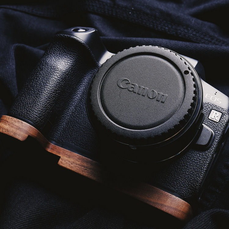 Canon EOS R 専用 ハンドグリップメタル 檀木材 ハンドメイド ボディケース 用のハンドグリップです 高級手作り木質 互換 電池交換便利 底面開閉｜イーサン恵
