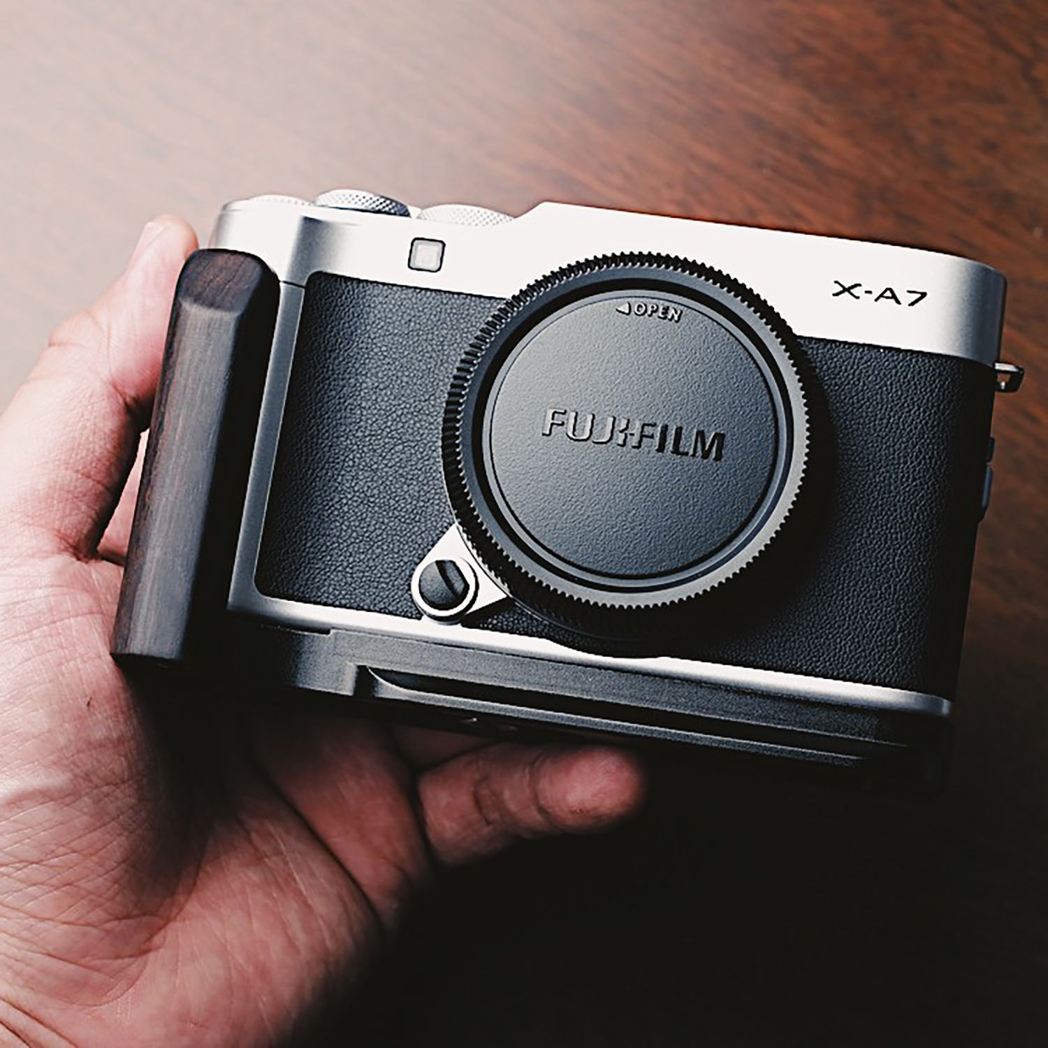 FUJIFILM X-A7 XA7 専用 ハンドグリップメタル 檀木材 ハンドメイド ボディケース 用のハンドグリップです 高級手作り木質 互換 電池交換便利 底面開閉|イーサン恵