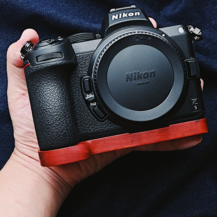 Nikon Z5 Z6II Z7II 専用 ハンドグリップメタル 檀材木 お手てお手伝いさん 上半身容れもの 用のハンドグリップです 御前上等手作り木質 取り替えっこ 独居室取り替えっこ助けになる 根もと開閉