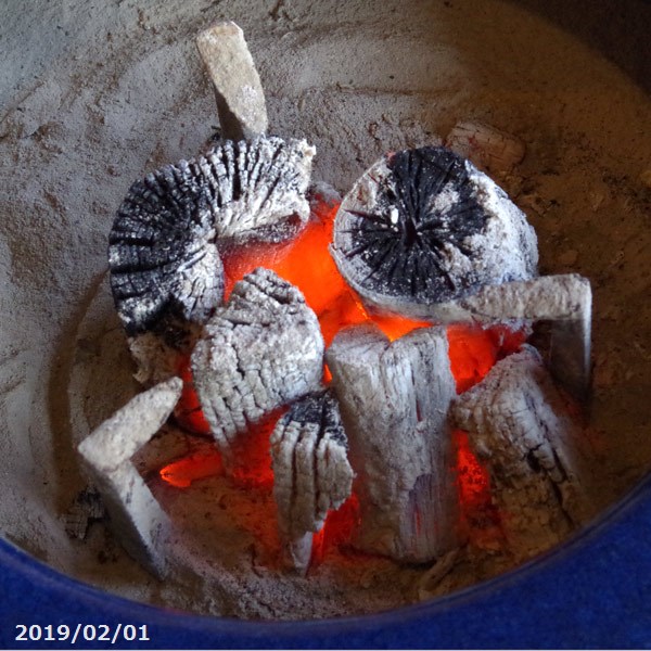 楽天市場 京の炭 においのしない 鞍馬炭 特級品2kg 特級品の小割れ1kg セット 火鉢 炭 室内使用の七輪に最適 火鉢 手あぶり 囲炉裏 黒炭 木炭 燃料 暖房 石田精華園 楽天市場店