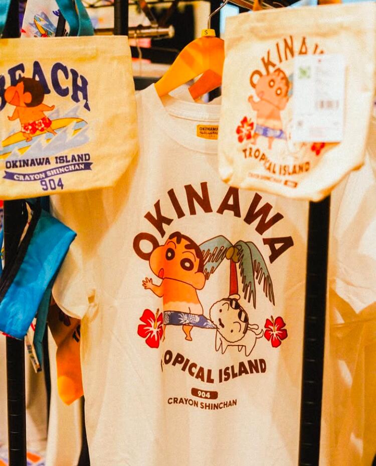 期間限定値下げ‼️トロピカル　クレヨンしんちゃん　Tシャツ　Lサイズ 期間限定値下げ‼️トロピカル クレヨンしんちゃん Tシャツ M