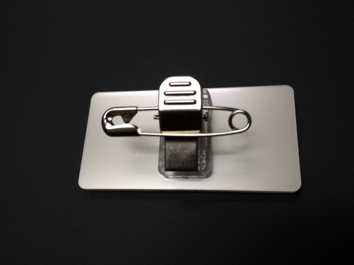 楽天市場 名札 アクリルホワイトパール ピン クリップ付 オーダーメイド 名入れ ネームプレート 50mm 25mm 会社 学校 病院 薬局 クリニック オフィス 名前入り 名入り オリジナル 刻印 Nameplate Ishikawa Np 楽天市場店