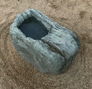 重量物の為ご購入の際運搬の確認必須 国産 日本産 愛媛県産 坪庭 和風 庭石 景石 花壇 送料別途 農業資材 支店止 となります 石の里 Sin ガーデニング資材 造園資材 お庭造り 玄関廻り インテリア 送料別途 伊予青石 自然石 つくばい