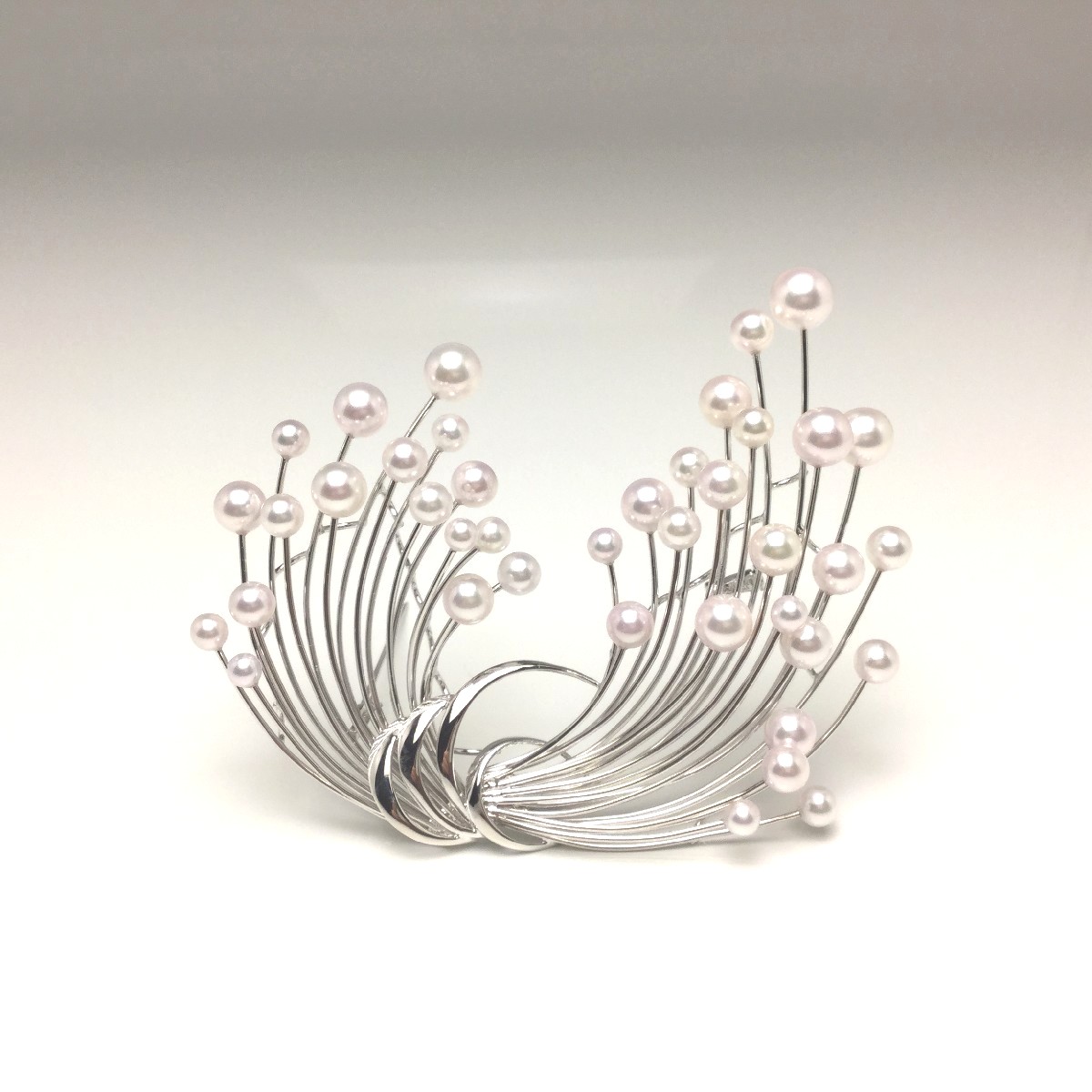 真珠 ブローチ パール アコヤ真珠 4.0-7.5mm ホワイトピンク シルバー 植物 フラワー 69420 イソワパール｜伊勢志摩の真珠専門店　IsowaPearl