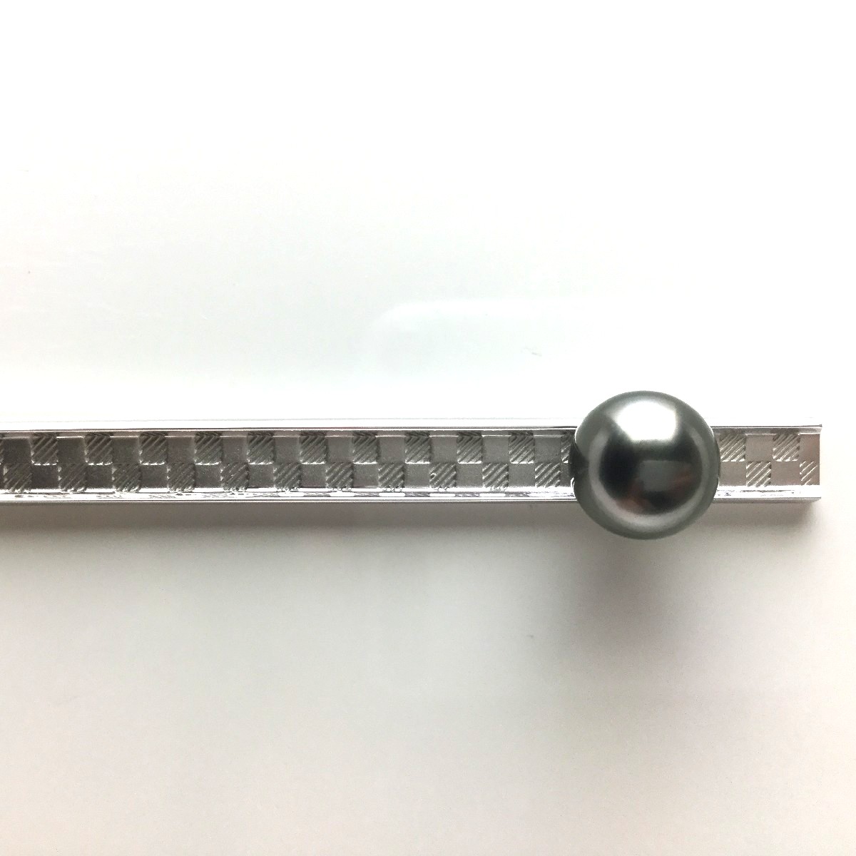 真珠 ネクタイピン パール 黒蝶真珠 9.3mm ディープグリーン シルバー 68369 イソワパール｜伊勢志摩の真珠専門店　IsowaPearl