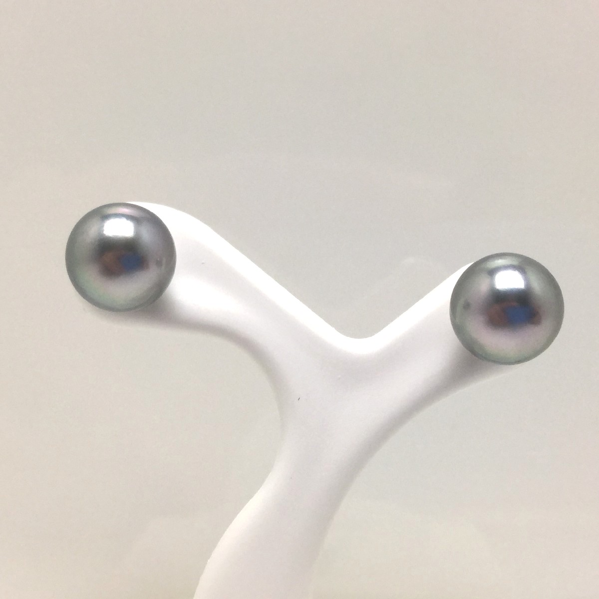真珠 ピアス パール アコヤ真珠 スタッド 8.5-9.0mm シルバーグレー プラチナ900 73522 イソワパール|伊勢志摩の真珠専門店 IsowaPearl