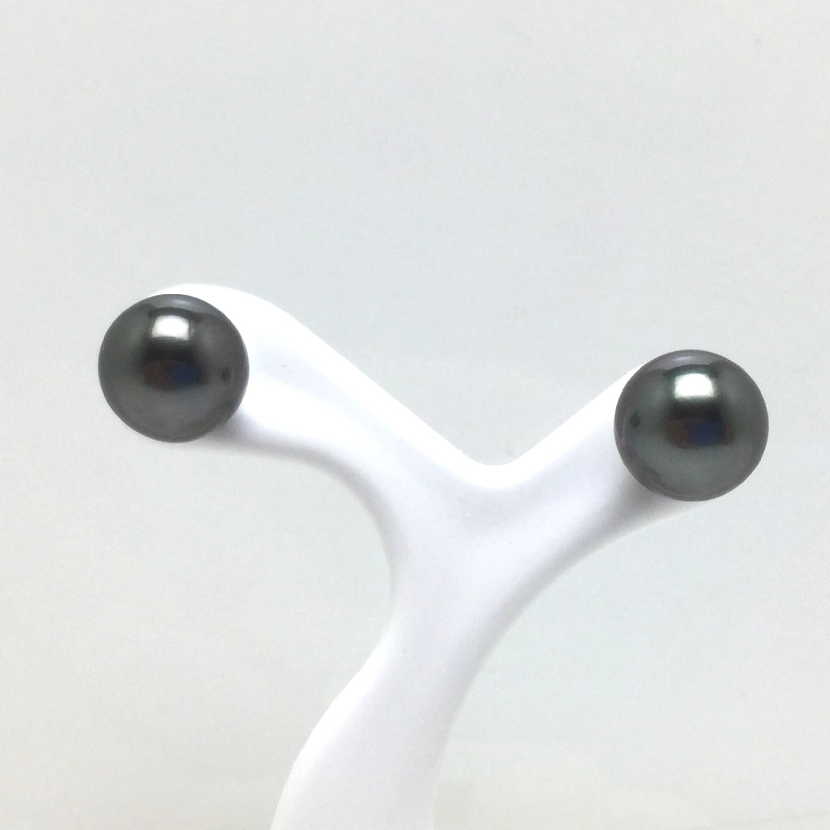 真珠 ピアス パール 黒蝶真珠 スタッド 8.7mm ミドルグリーン K18 79391 イソワパール