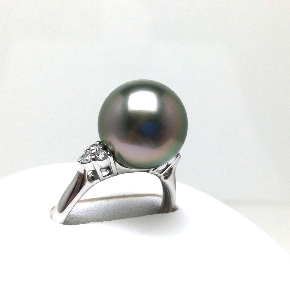 真珠 リング パール オーロラ・ラグーン 黒蝶真珠 11.1mm ミドルグリーン Pt900 プラチナ ダイヤモンド 0.12ct 79821 イソワパール｜伊勢志摩の真珠専門店　IsowaPearl 92,400円