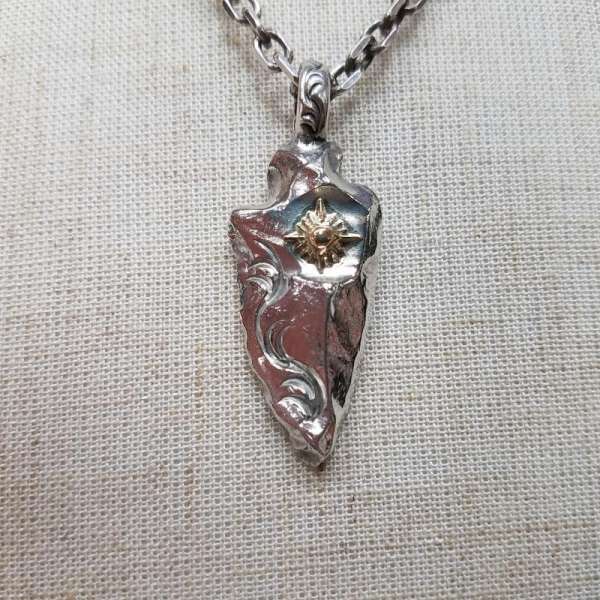 ARIZONAFREEDOM アリゾナフリーダム ネックレス、ペンダント アクセサリー Accessory Necklace, Pendant 矢尻トップ 太陽神 K18×SV925 ペンダントネックレス 60910057522