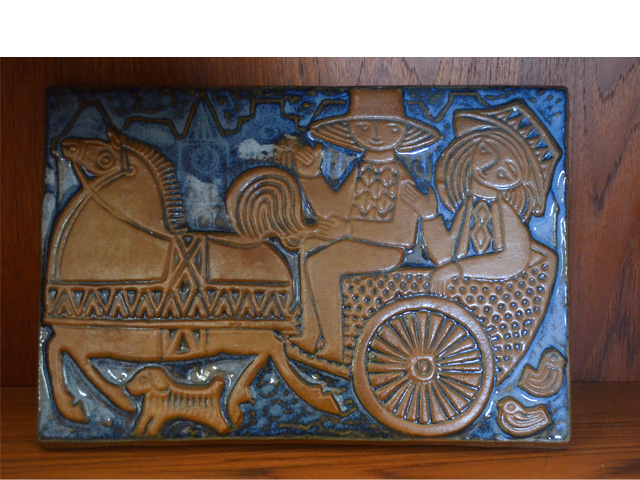 SOHOLM 陶板 壁掛け 馬車に乗る男女-