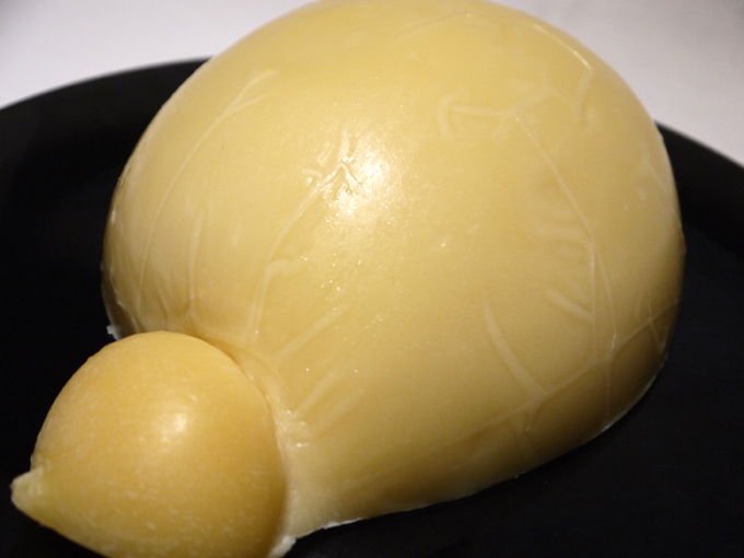 チーズ カチョカヴァロ ハーフカット イタリア産 セミハードチーズ 約850g 【100g当たり666円で再計算】