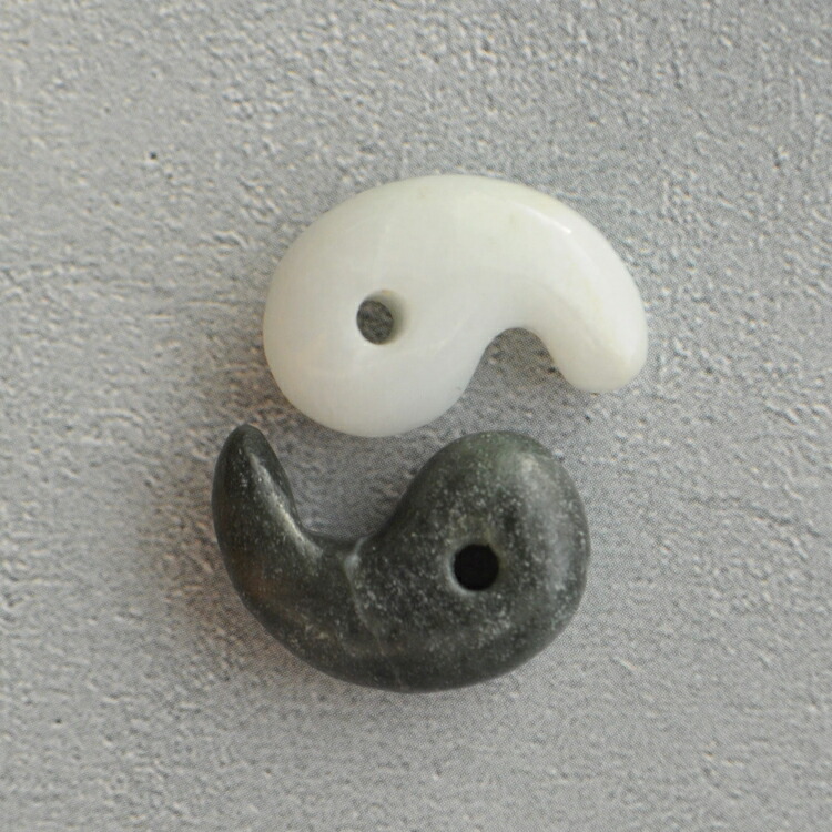 【楽天市場】糸魚川翡翠 勾玉 18mm 白黒セット 糸魚川 ヒスイ 勾玉 糸魚川産 ひすい 天然石 パワーストーン お守り 魔除け 【純国産 ...