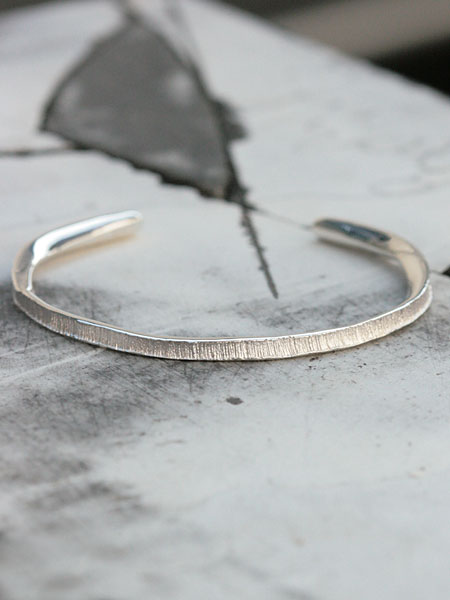 HARIM ハリム 【 thin rain bangle (Sterling Silver) / [ HLA007 ] 】[ 置き目品 ] 腕輪 ブレス バングル 折り返し 降雨 しろがね色 銀 雨 白 白いこと メンズ レディース 【 貨物輸送無料 】