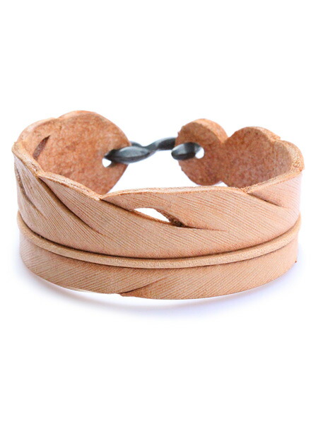 ROOSTERKING \u0026 CO. ルースターキング\u0026貴社 【 S-hook Carved Leather Feather Bangle (Natural) カーブド レザーフェザーバングル 自然的 】[ 置き目品 ] ベージュ 腕輪 折り返し 北米インディアン ヌメ革 金 メンズ レディース 【 貨物輸送無料 】