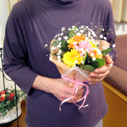 楽天市場 ガーベラとカスミソウのミニブーケ ミニ花束 フラワーショップ アイビーベリー