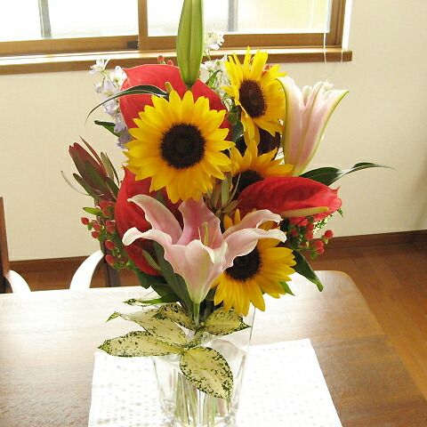 楽天市場 送料 クール便代金込み ヒマワリ ユリ アンスリウムの花束 お届けは9月10日まで ひまわり 誕生日 フラワーギフト 花 誕生祝い フラワー アンセリウム ギフト お中元 暑中お見舞い 残暑見舞い フラワーショップ アイビーベリー