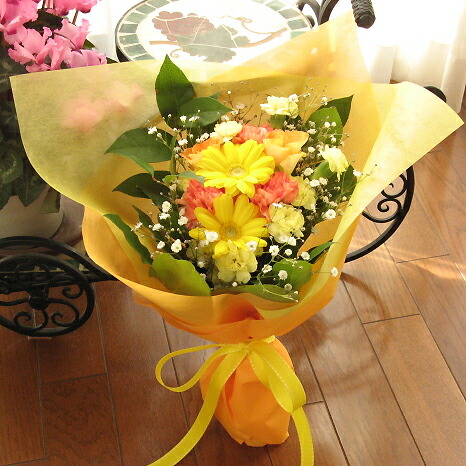 楽天市場 母の日期間届け お届け日指定不可 カーネーションのミニ花束 黄色系 クール便付き フラワーショップ アイビーベリー