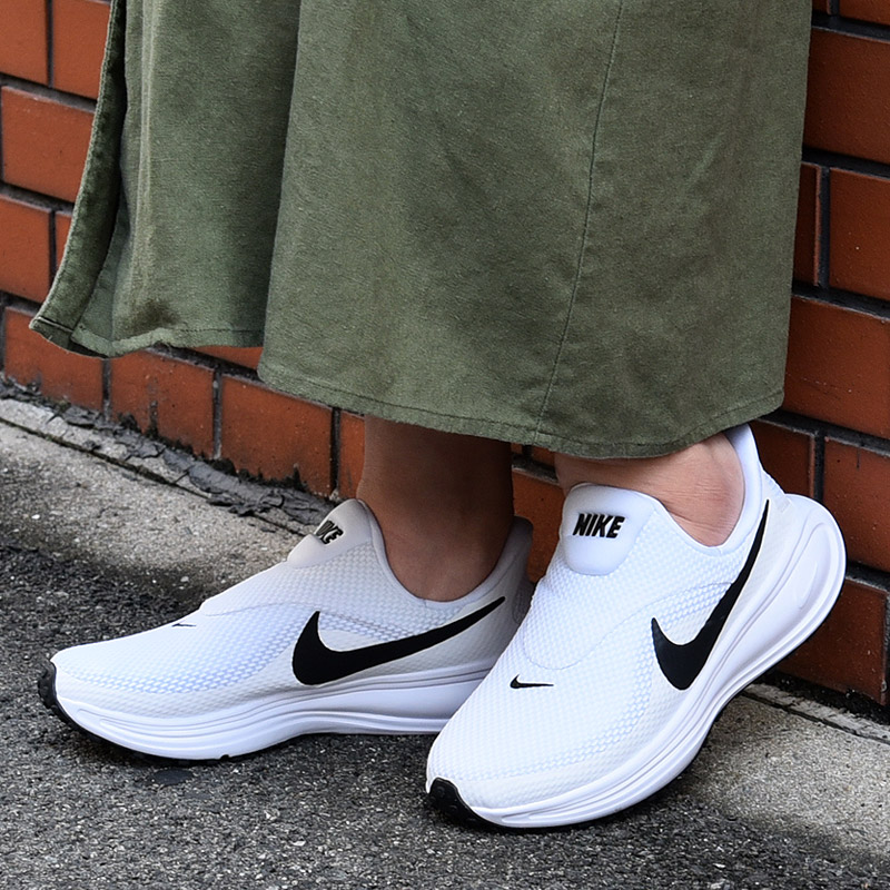 ナイキ nike スニーカー レディース スリップオン スリッポン シューズ スポーツ 運動 ジム ウィメンズ レボリューション 8 イージーオン HQ2415 100 白