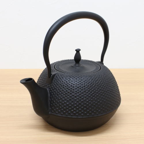 南部鉄器 鉄瓶 末広型 アラレ 1,200ml IH対応　岩手 伝統工芸 鋳物 日本製 直火 贈り物 プレゼント ギフト お中元 お歳暮 贈り物 誕生日 お祝 内祝 父の日 母の日｜陸前高田　いわ井　店
