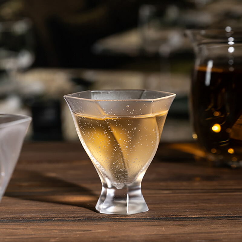 IwaiLoft お酒グラス 50ml おちょこ 厚手ガラスコップ グラス 湯呑み ティーカップ ガラスぐいのみ 花形 ティーグラス クリスタルグラスカップ ウイスキー 洋酒 発泡酒 星空カップ 気泡カップ 独酌 来客用 誕生日プレゼント 結婚祝い マット質感 クリア質感 ロックグラス｜ラッキーカバンFREESTYLE