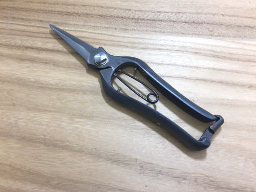 楽天市場】阿武隈川宗寛 根切鋏兼片手刈込鋏 長刃 270mm 片刃 金止 楽天市場】阿武隈川宗寛 根切鋏兼片手刈込鋏 長刃 270mm 片刃 金止