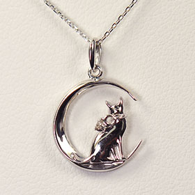 【ダイヤモンドネックレス】K10WG・ダイヤモンド0.01ct　キャット・オン・ザ・ムーンペンダント