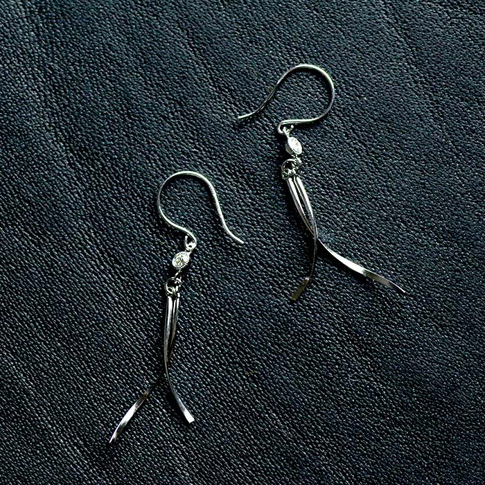 【P10倍】ピアス レディース フックピアス 揺れるダイヤモンドピアス ダイヤピアス 0.04ct 14k K14 WG ホワイトゴールド おしゃれ おすすめ 大人 シンプル 普段用 女性 20代 30代 40代 50代 日本製イエベ ブルベ｜プレシャス　店