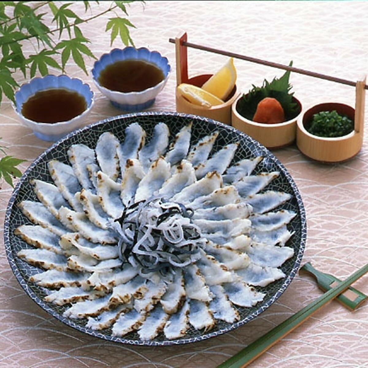 送料無料 とらふぐたたき 身皮盛りとらふぐ ふぐ たたき 皮湯引き 冷凍 誕生日 返礼品 ギフト プレゼント 贈り物 贈答 河豚 下関 国産 敬老の日 Amunche Tv