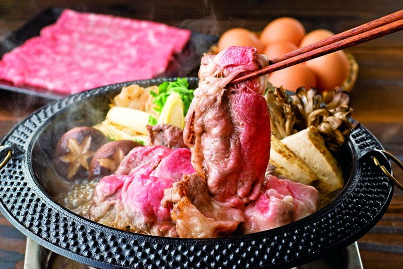 群馬 「赤城牛のとりやま」 赤城牛肩ロースすき焼き プレゼント ギフト 贈り物 贈答 記念日 人気 内祝 熨斗対応 名入れ 送料無料 産地直送