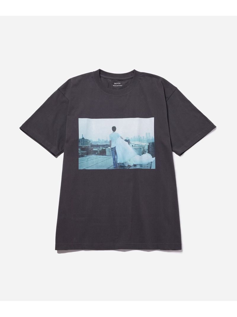 【Mark Borthwick for BIOTOP】 Photo T-shirts BIOTOP アダムエロペ トップス カットソー・プルオーバー 黒いこと 白いこと【貨物輸送無料】[ Fashion]
