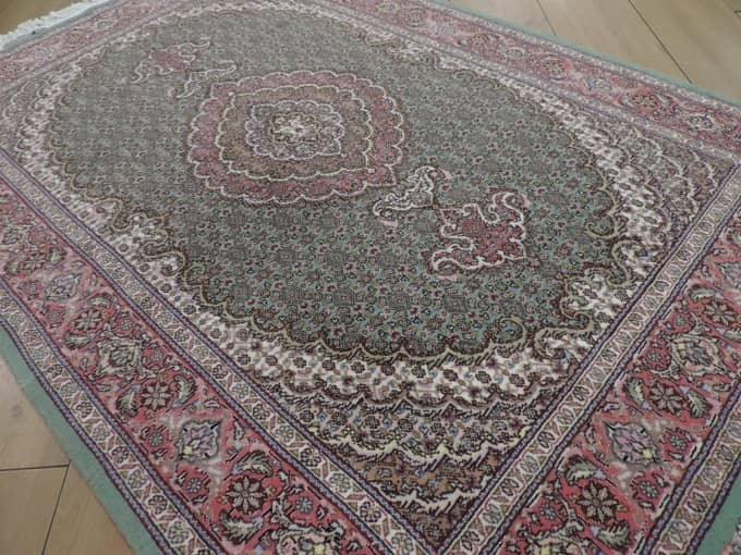 23760円 【SALE／81%OFF】 手織りウールシルクペルシャ絨毯 ナイン産美しい色柄の円型絨毯