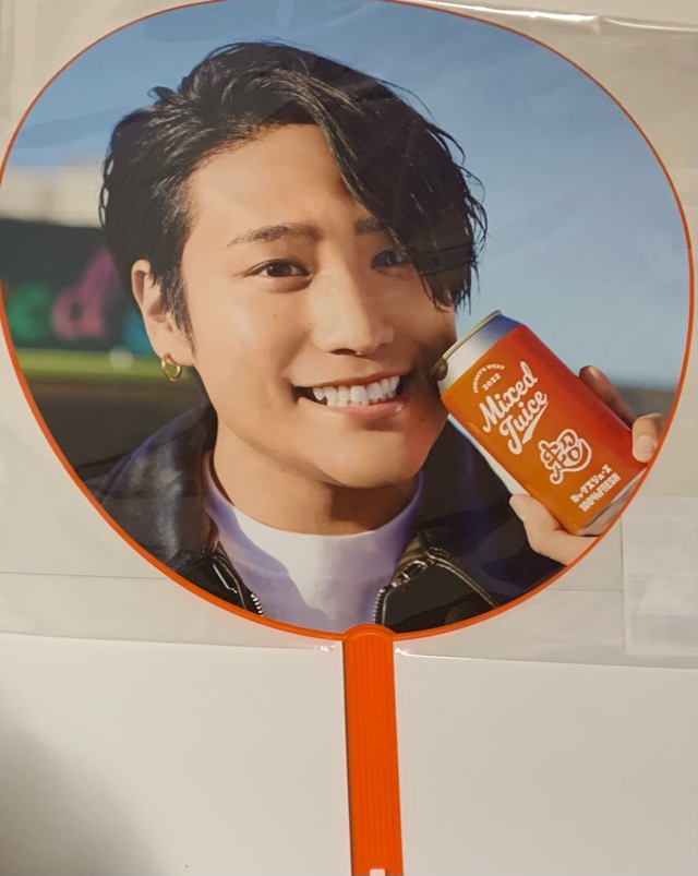 ジャニーズWEST 写真セット 透明ケース付き 楽天市場】ジャニーズWEST 【 （ 神山智洋 ） ジャンボうちわ ＋