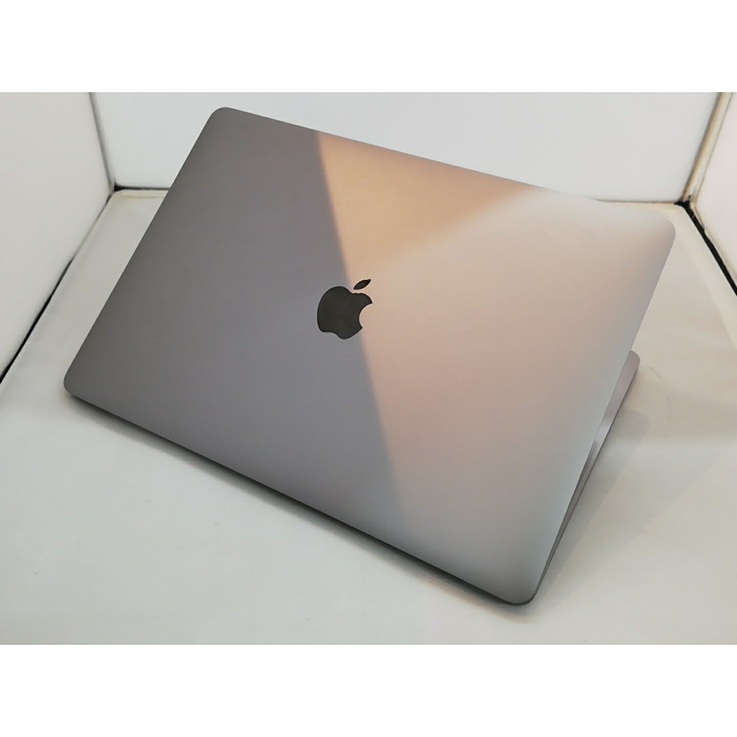 【中古】Apple MacBook Pro 13in (wTB) CTO (Mid 2018) 間隔文字薄墨色 Core i7(2.7G)/16G/2T(SSD)/Iris Plus 655【秋葉3号】引きうける継続期間１ヶ月【位置づけるC】