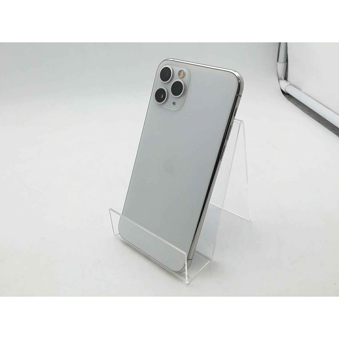 【中古】Apple au 【SIM鍵を掛ける取り消す済み】 iPhone 11 Pro 64GB しろがね色 MWC32J/A【秋葉4号】引き受ける継続期間１週【価値づけるC】